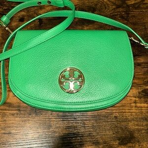 TORY BURCH JAMIE Logo Clutch Crossbody Kelly Green NWOT soft pebble leather